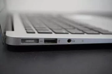 Tenhle MacBook Air nestojí ani 4 tisíce. I v dnešní době přitom slouží nad očekávání dobře! 6 MacBook Air Mid 2012 porty