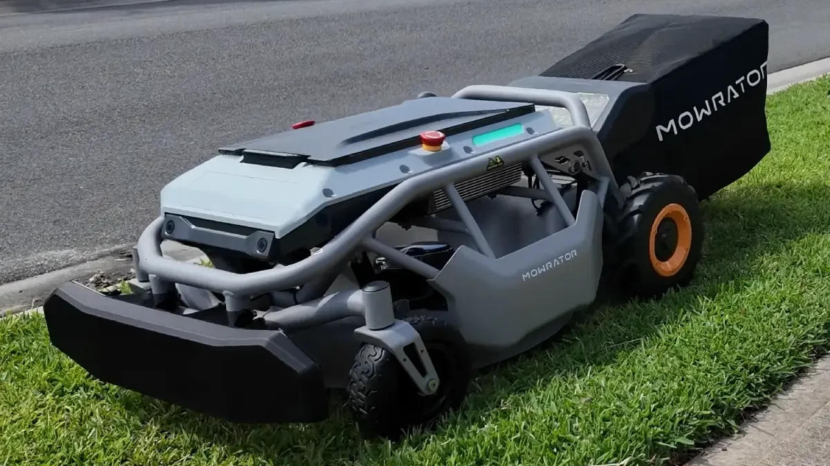 Tahle robotická sekačka připomíná přerostlé auto na dálkové ovládání, přesto slibuje vysokou účinnost v husté trávě i svazích