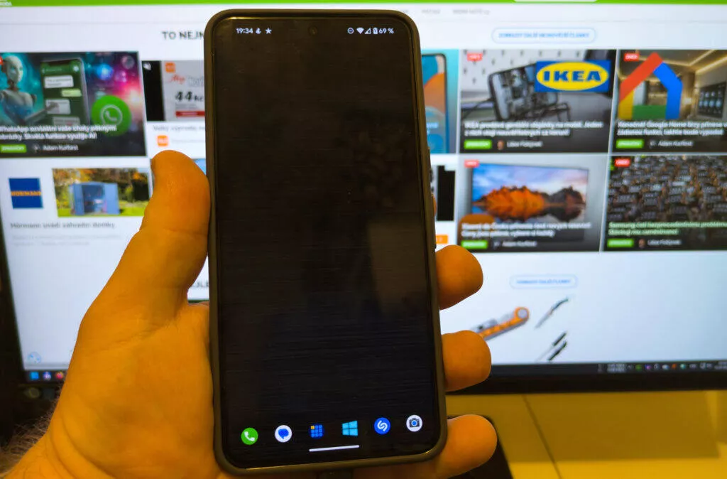 Pixel 8 Pro s Androidem 14 nereaguje