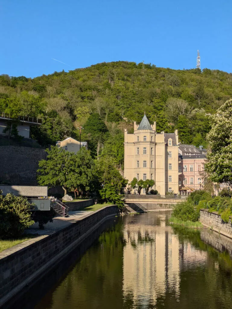 Google Pixel 8a fotografie 2x zoom kolonáda