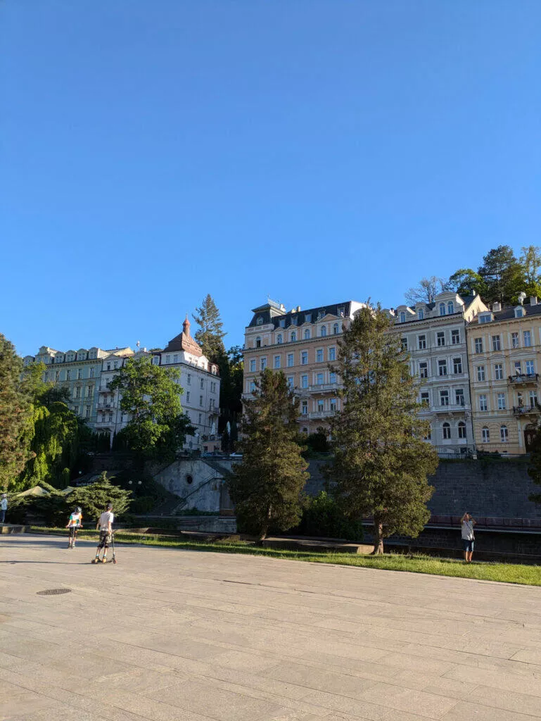 Google Pixel 8a fotografie den kolonáda