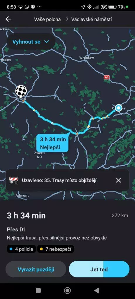 Při plánování trasy zohledňuje aktuální situaci