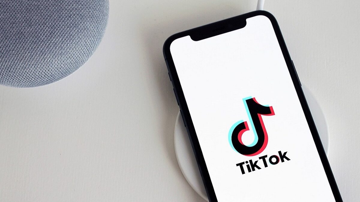 TikTok umožnil uživatelům vytvářet videa generovaná AI, citují Usámu i Hitlera