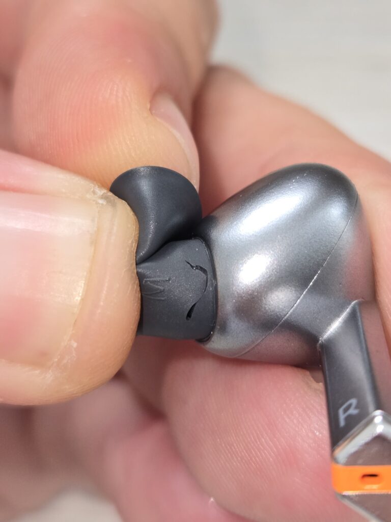 poskozene sluchatko galaxy buds 3 pro detail