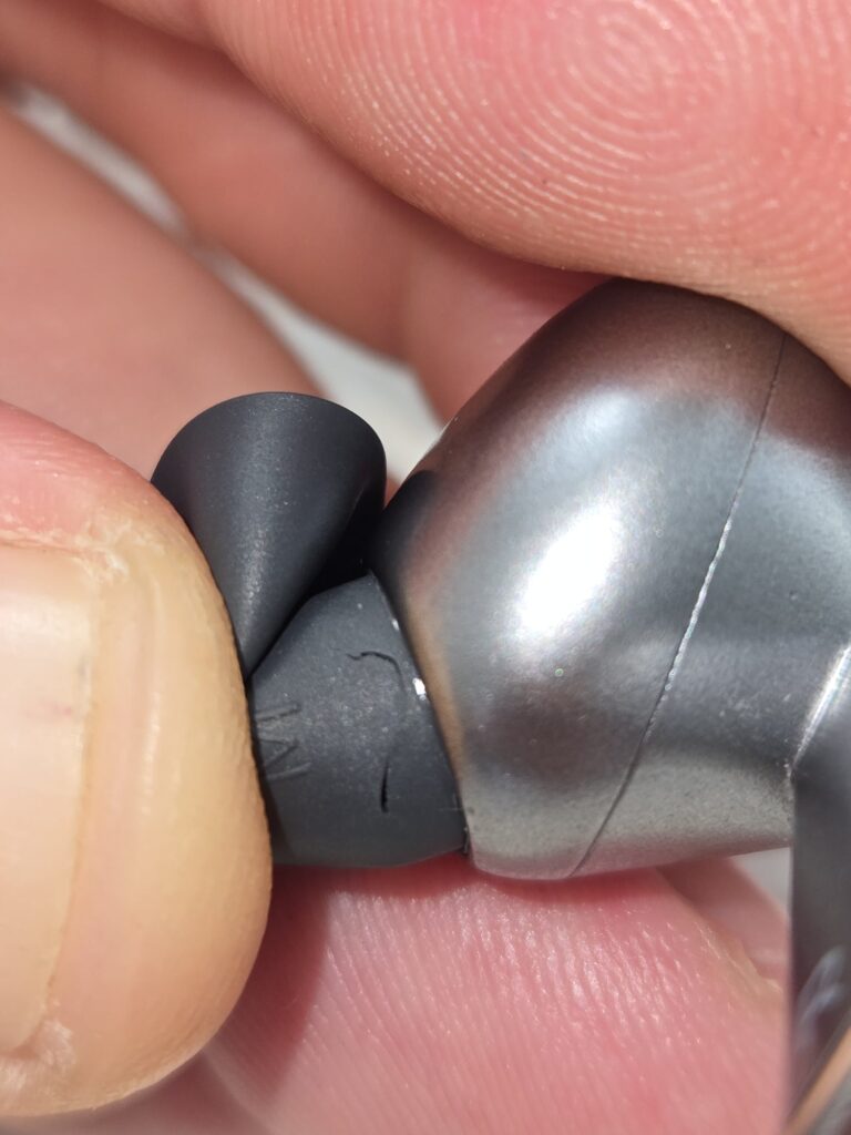 poskozene sluchatko galaxy buds 3 pro uplny detail
