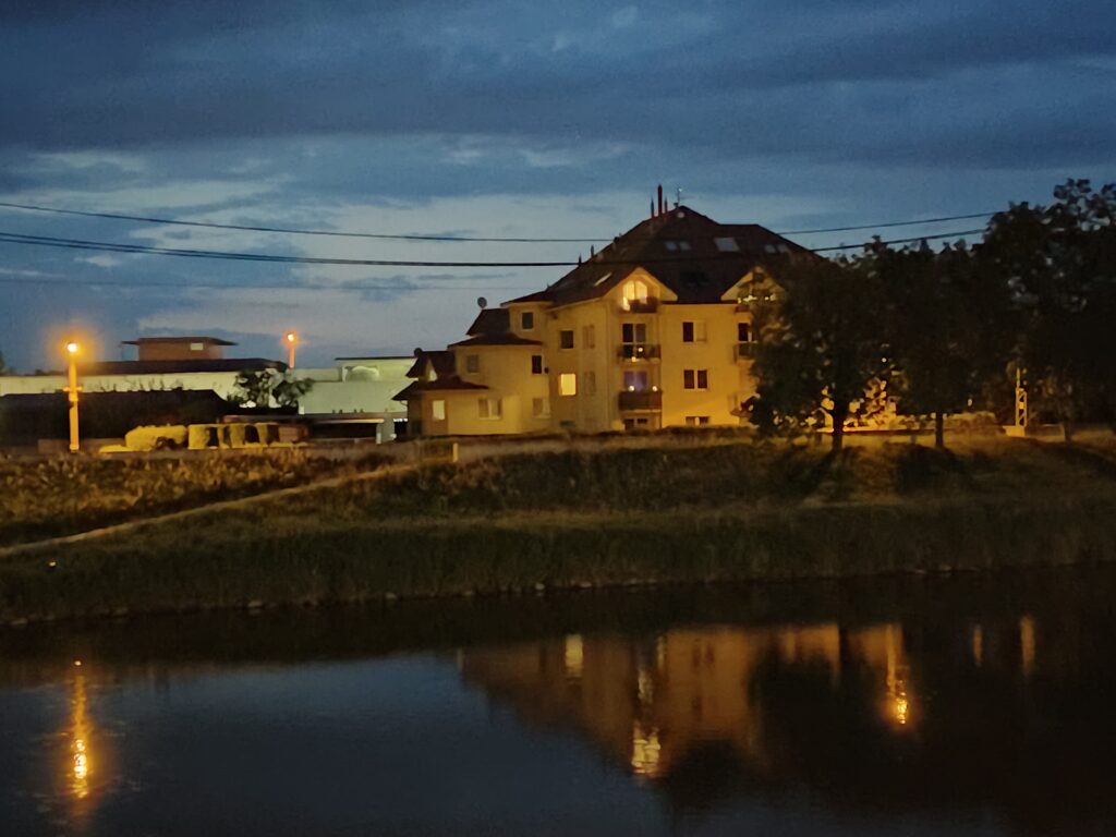 vivo v40 se primarni 2x zoom