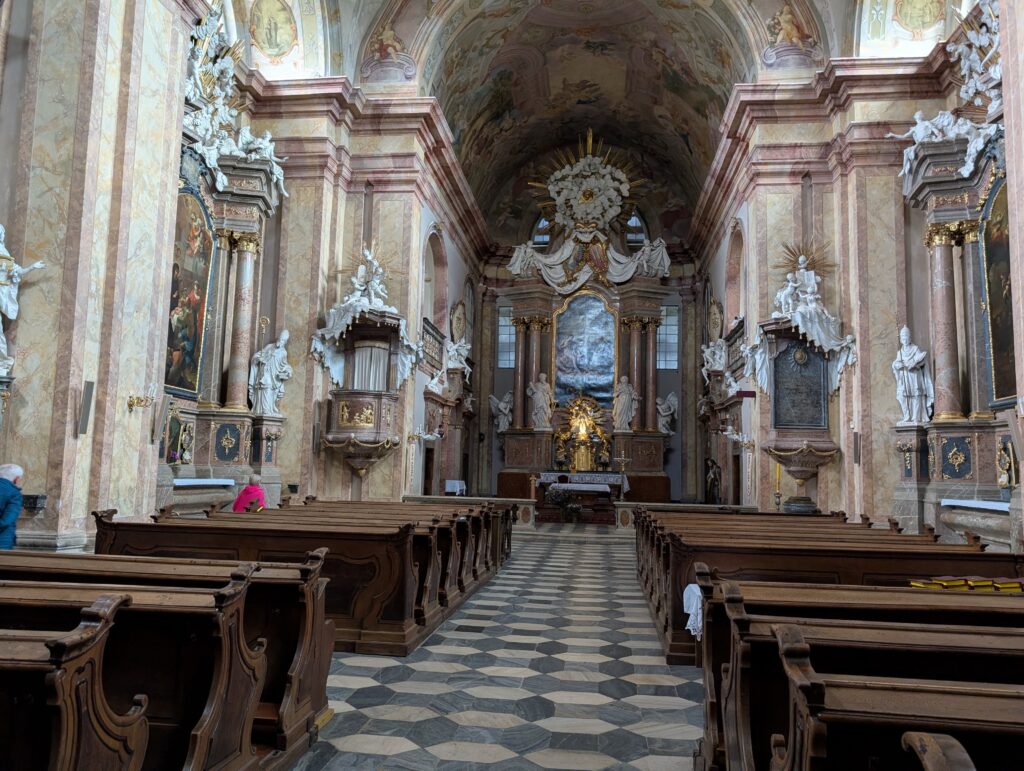 kostel uvnitr pixel 9 Kostel uvnitř Pixel 9