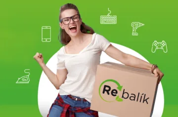 Žena nese Rebalík, spotřebiče čeká recyklace