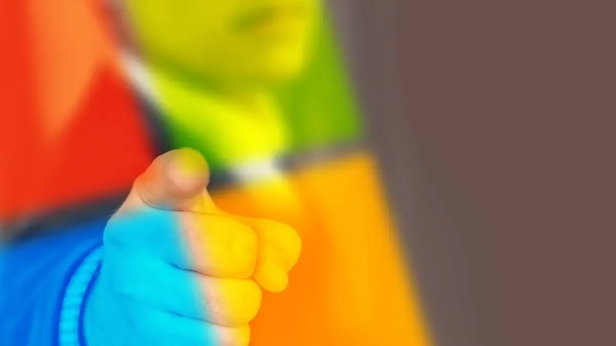 Microsoft v Česku loni hromadně propouštěl, teď si nechá vyplatit půl miliardy