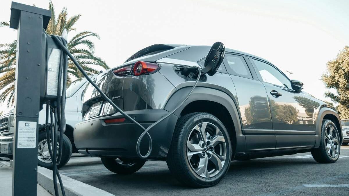 Japonci vyrazili zbraň z ruky odpůrcům elektrických aut. Jejich nehořlavá baterie je řešení