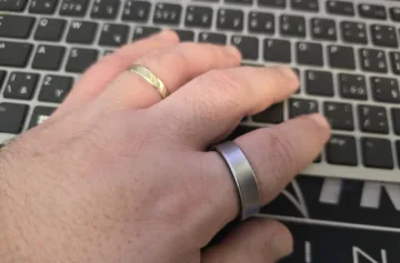 Galaxy Ring na ukazováčku