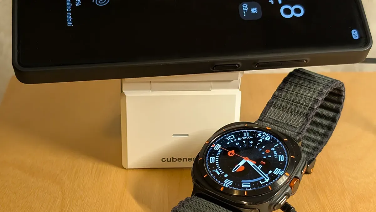 Tahle malinká MagSafe nabíječka umí nabít skoro všechno a dá se teď koupit s velkou slevou
