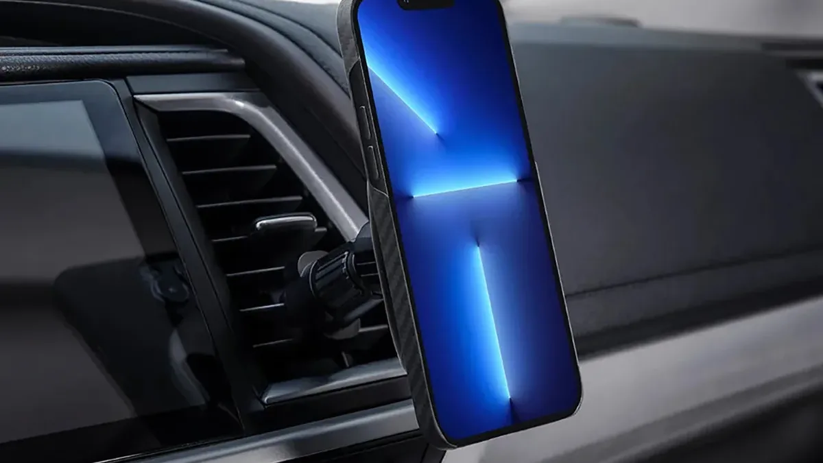 Pitaka nabízí skvělou nabíječku do auta. Podporuje Qi 2 a umí spustit navigaci (recenze)