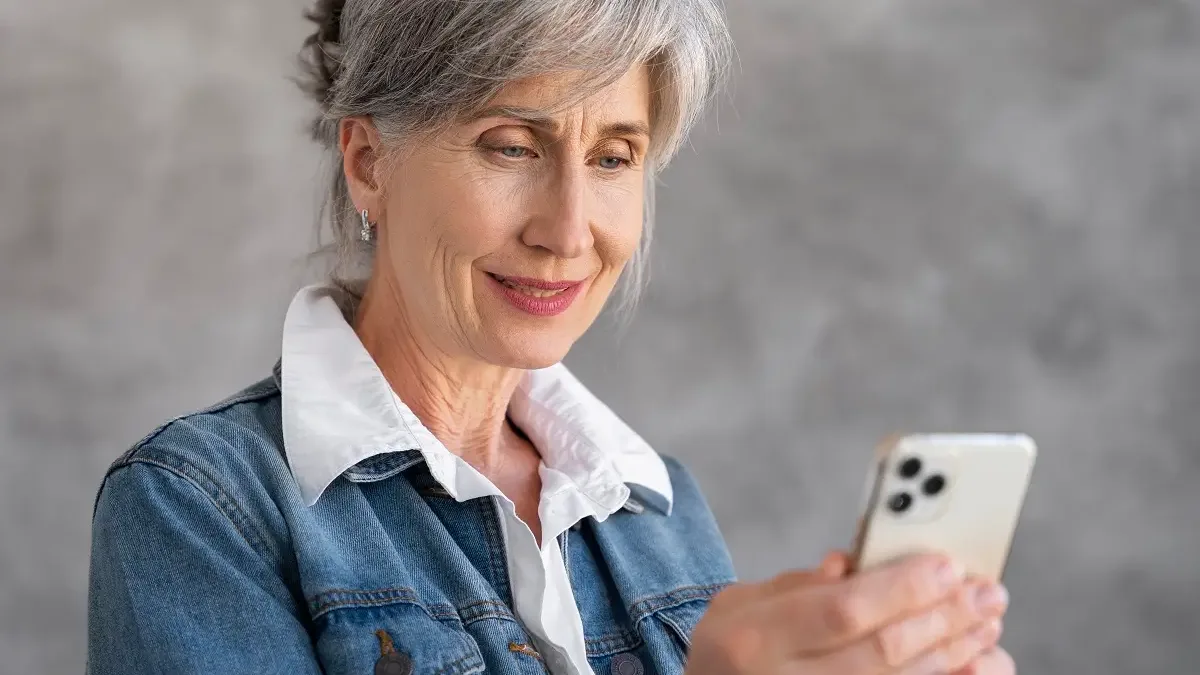 Mezi českými seniory přibývá digitálních nadšenců. Tlačítkové mobily mění za dotykové a milují Facebook