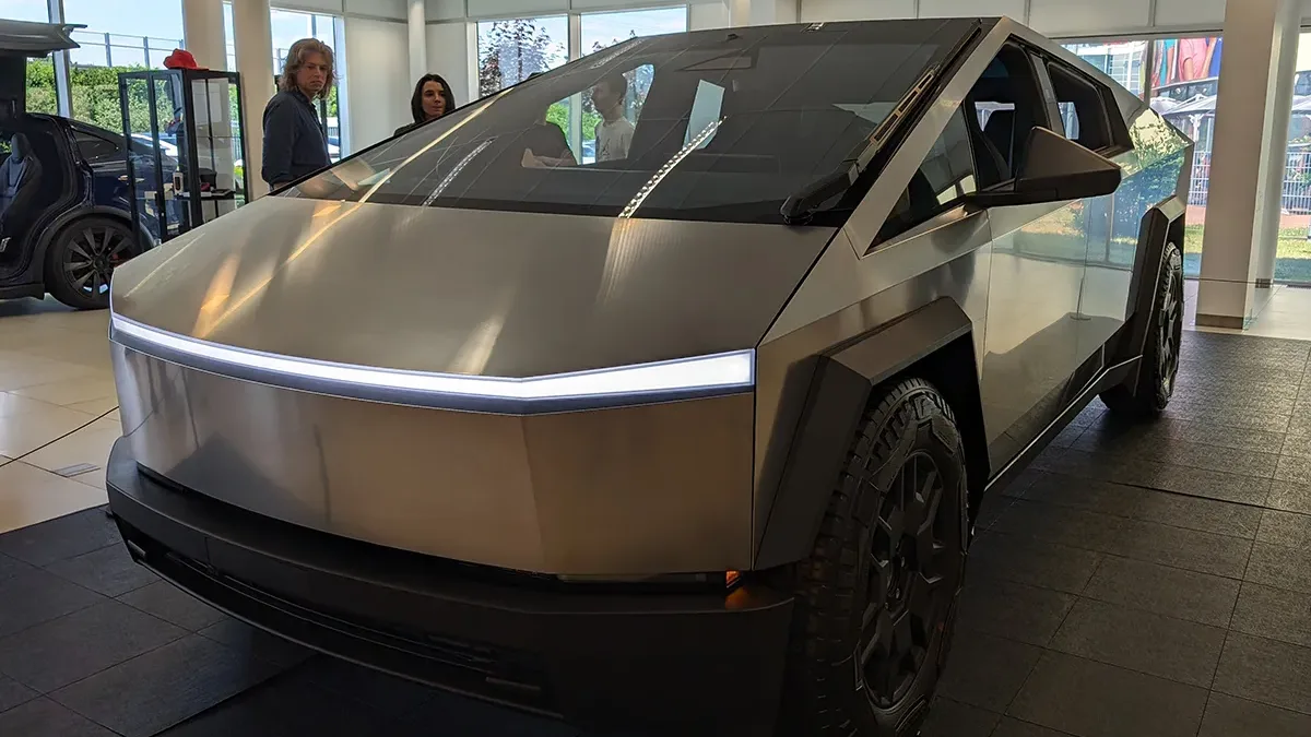 Cybertruck nebo Transformer? Neprůstřelné auto se majitelům rozpadá