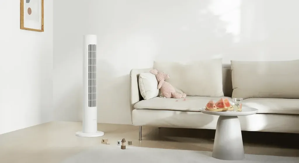 Xiaomi Smart Tower Fan 2 vedle hracek ilustrace bezpecnosti