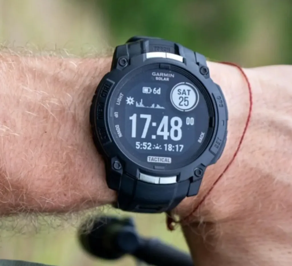 garmin instinct 3 tactical mip na rukou influencera