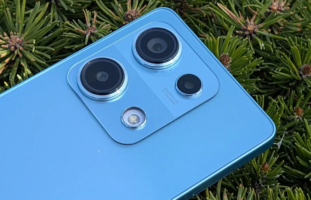 redmi note 14s modra zadni strana fotoaparaty na jehlici zepredu