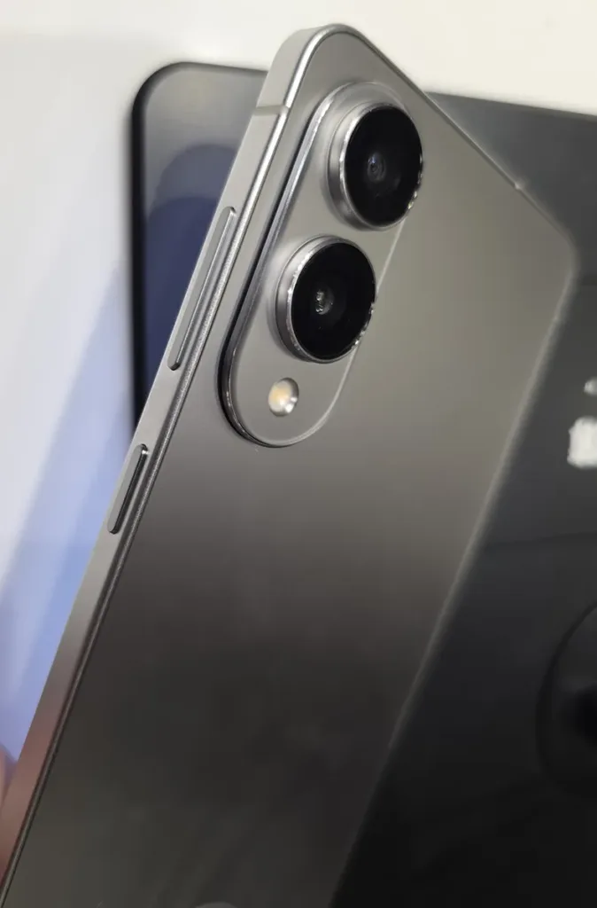Samsung Galaxy S25 Edge ma dva zadni fotoaparaty