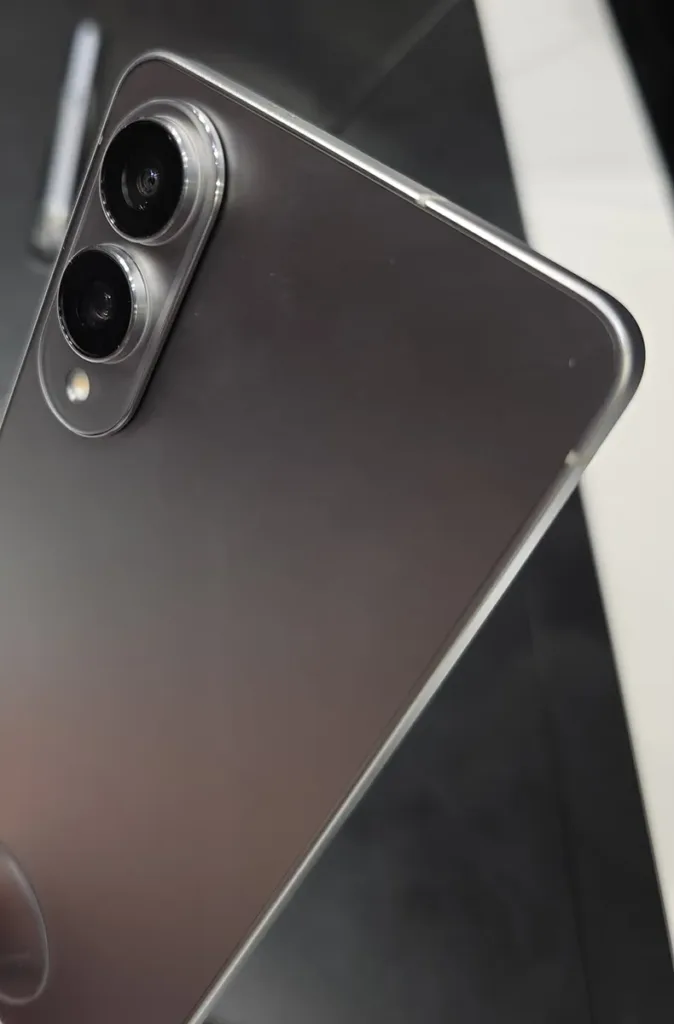 Samsung Galaxy S25 Edge sazi na design