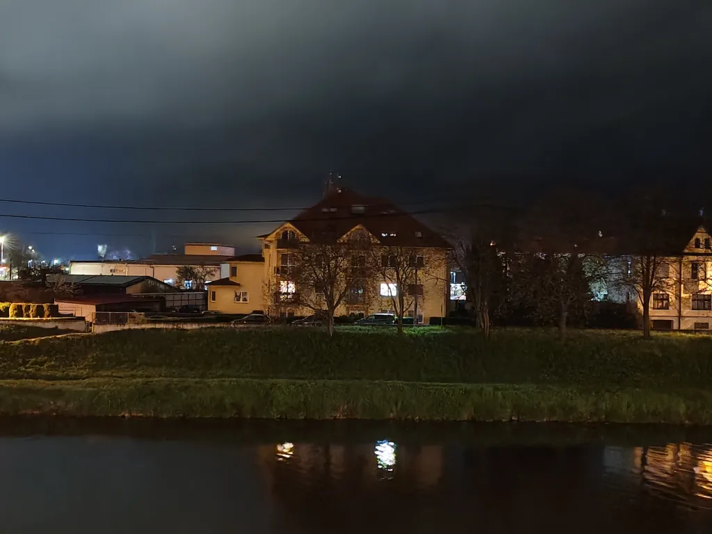 Vivo V50 primarni fotoaparat 2x zoom noc 5