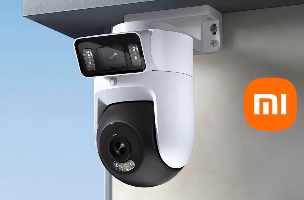 Xiaomi Outdoor Camera 4 na stene s logem