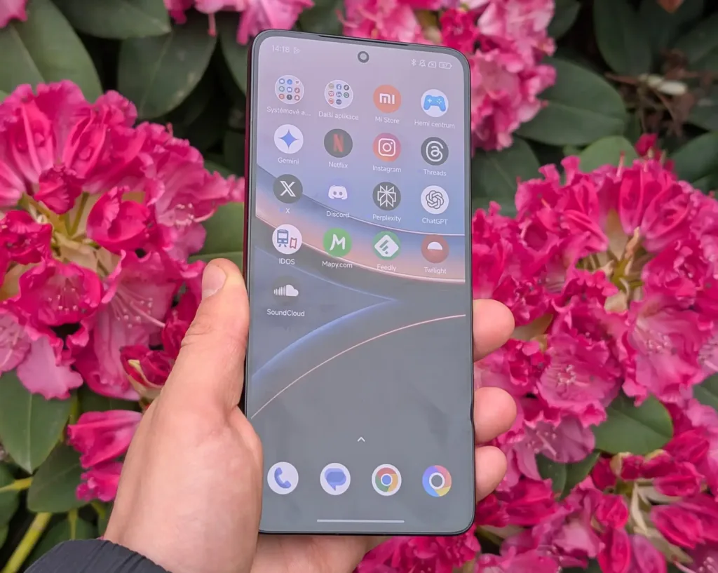 poco f7 ultra displej s ruzovymi kvetinami