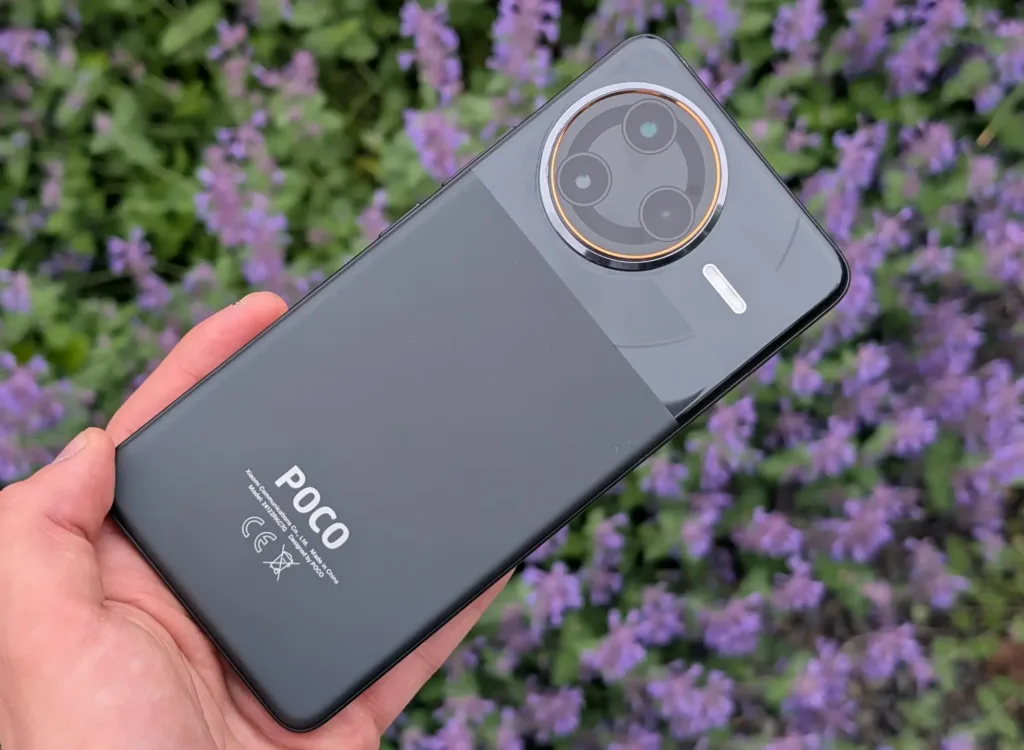 poco f7 ultra zada fialove kvetiny