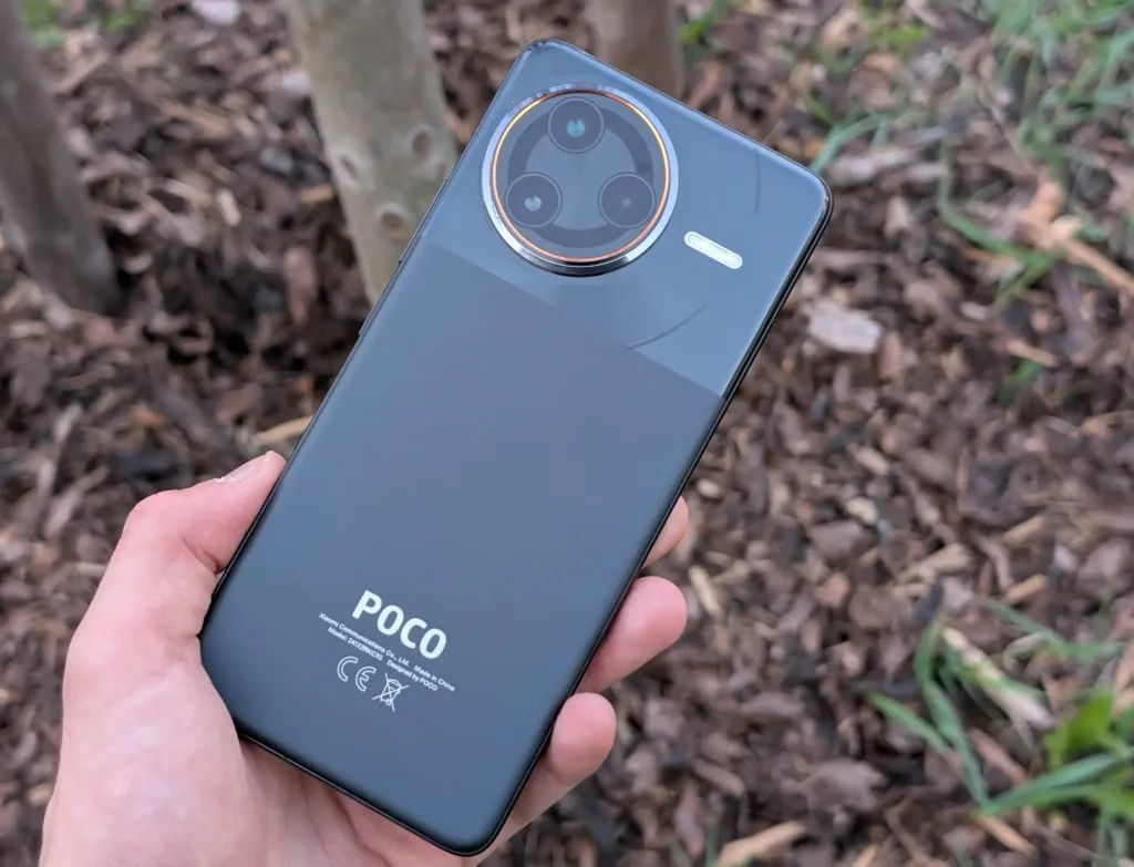 poco f7 ultra zada u stromu