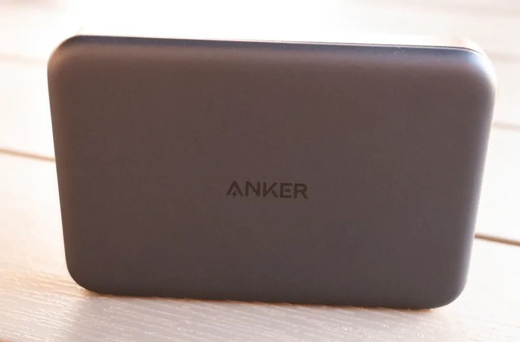 powerbanka anker maggo slim logo