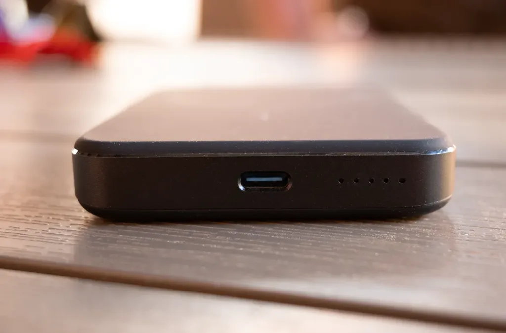 powerbanka anker maggo slim zespod