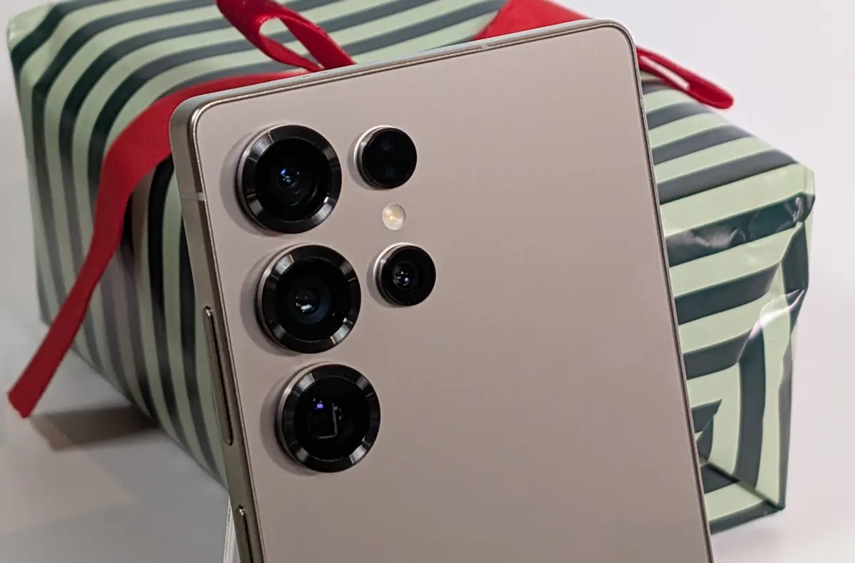 samsung galaxy s25 ultra s darkem v pozadi
