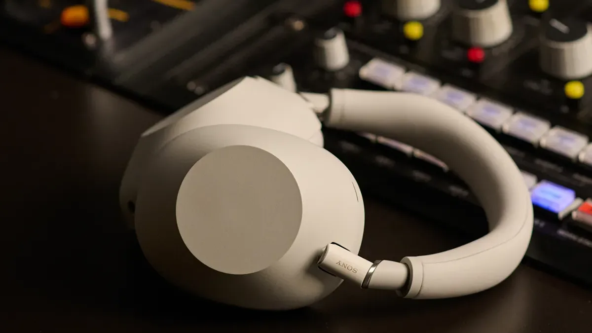 Sony po letech vydalo nová náhlavní sluchátka. Stojí WH-1000XM6 za dlouhé čekání?