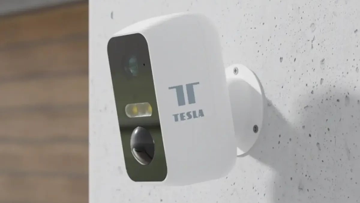 Chytrá venkovní kamera Tesla CB500 nikdy nebyla levnější. Za 1 319 Kč nabídne 2K rozlišení a velkou baterii