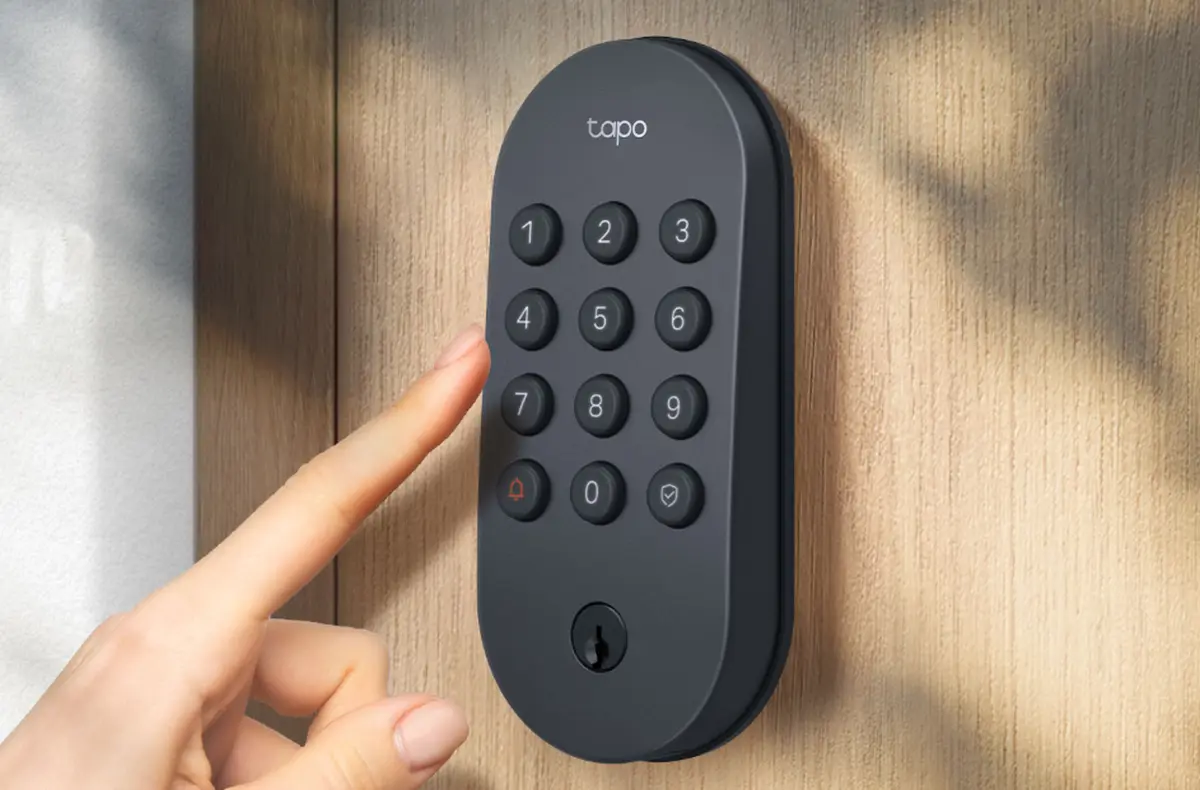 tp link tapo dl100 na dverich s priblizujici se rukou