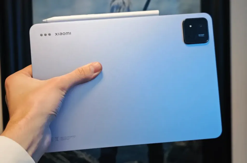 xiaomi pad 7 zadni strana v ruce