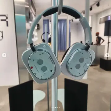 Nothing Headphone (1) visící