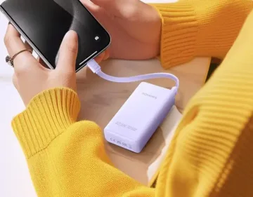 Romoss PHA10 Powerbanka nabíjí telefon