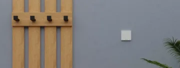 TESLA Smart Switch Dual na šedé stěně