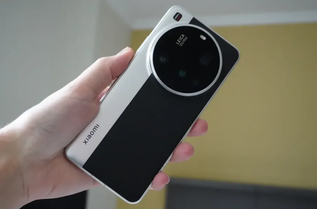 Xiaomi 15 Ultra telefon silver edice zluta zed v pozadi