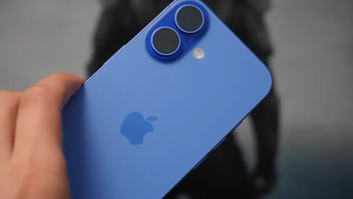iPhone 16 nikdy nestál méně! V Česku teď citelně zlevnil, ale pospěšte si