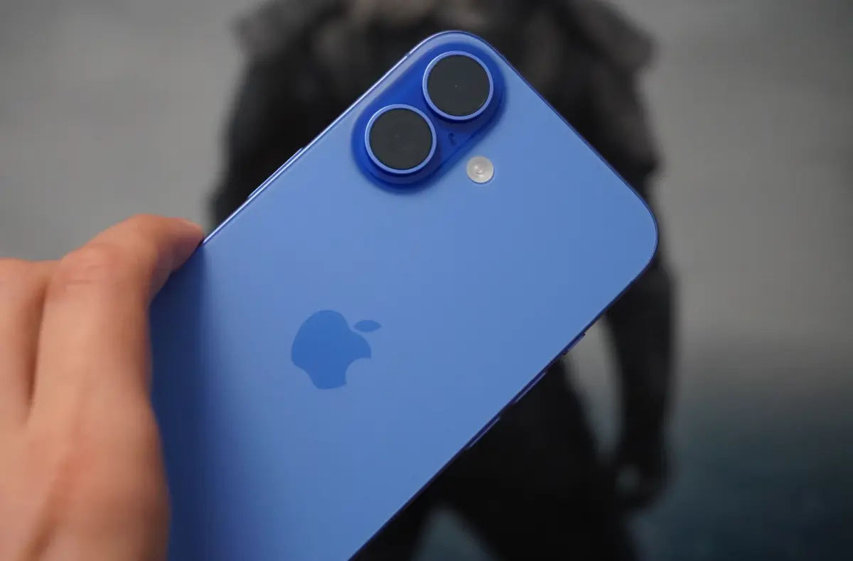 iphone 16 modra v ruce
