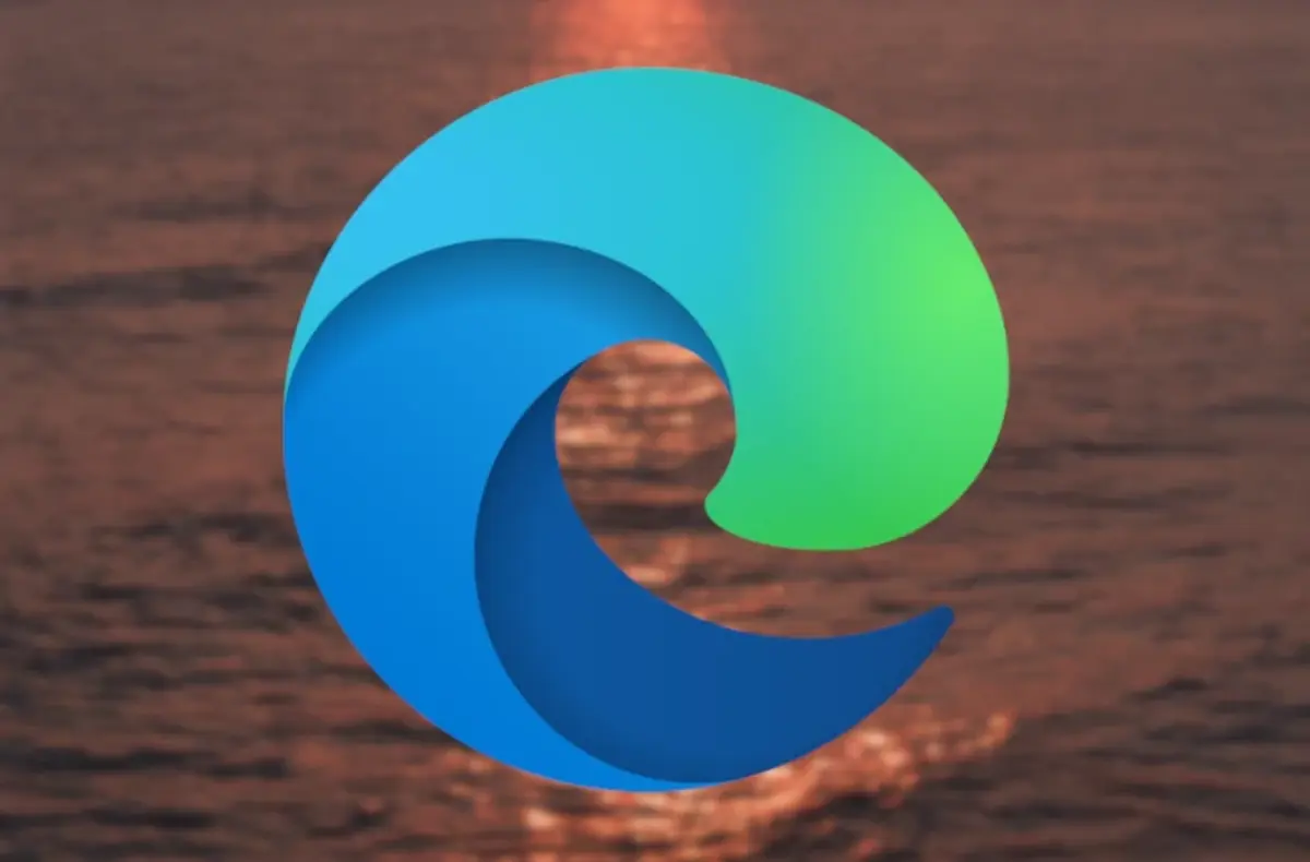 logo microsoft edge na pozadi s morem se zapadajicim sluncem