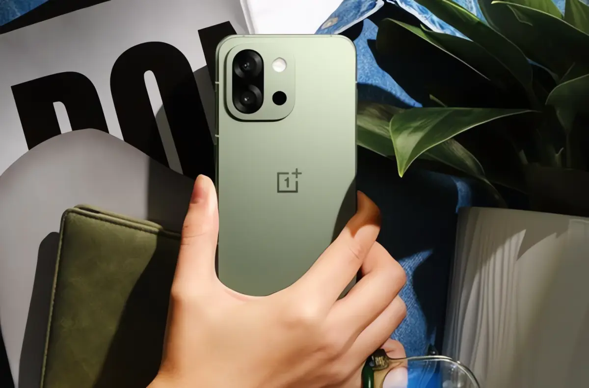 oneplus 13s zelena v ruce