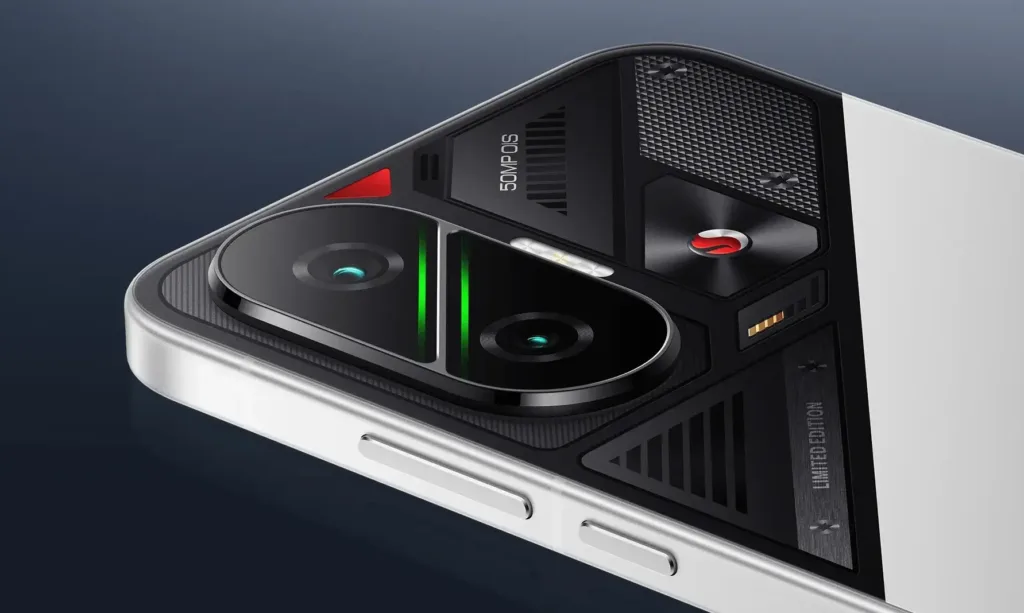 poco f7 stribrna fotoaparaty