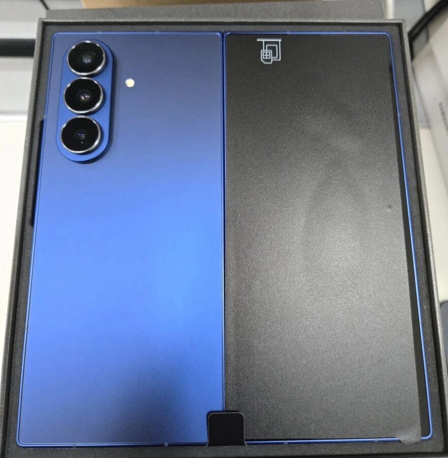 Galaxy-Z-Fold7-blue-shadow-unik