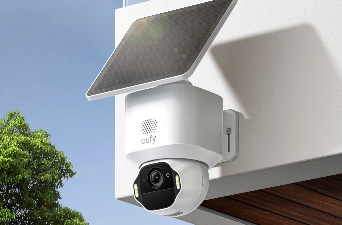 eufy Security SoloCam E42 na stene se solarnim panelem
