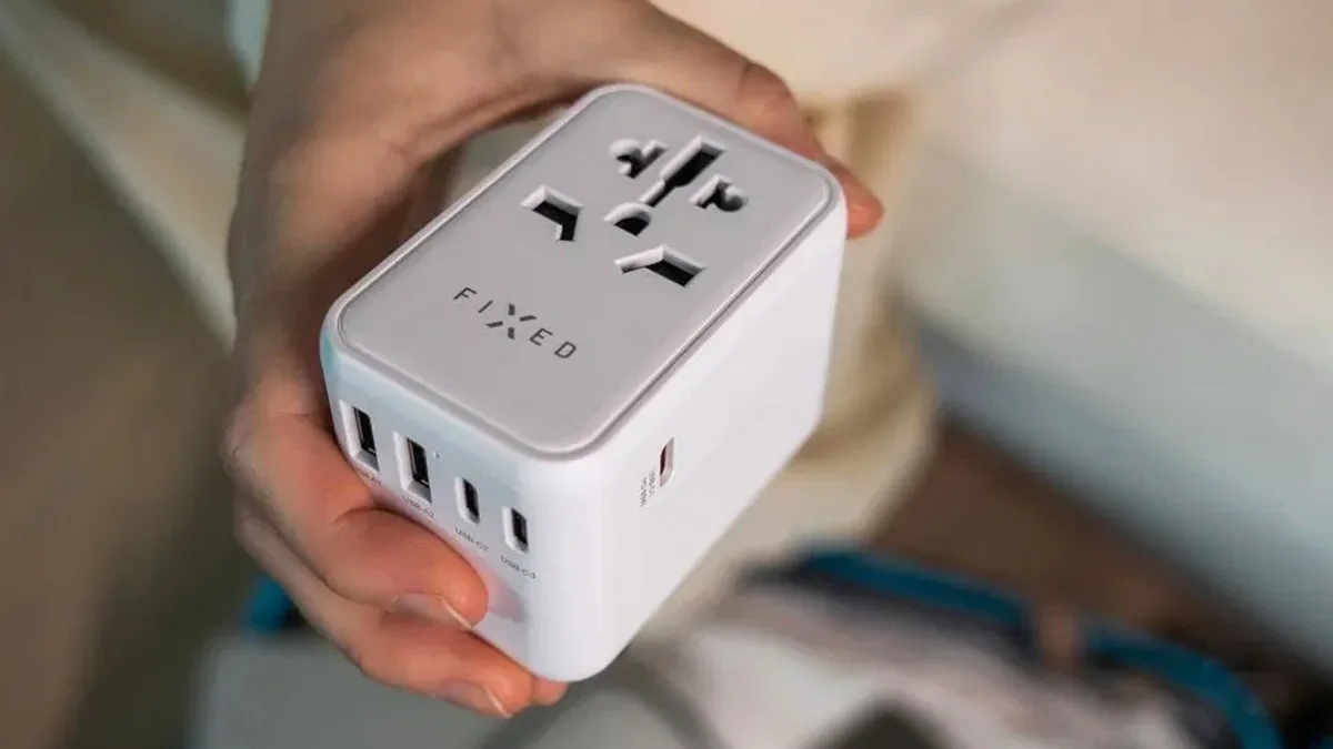 Tento gadget za tisícovku vyřeší všechny problémy s nabíjením v zahraničí. Zabere místo jen jedné nabíječky