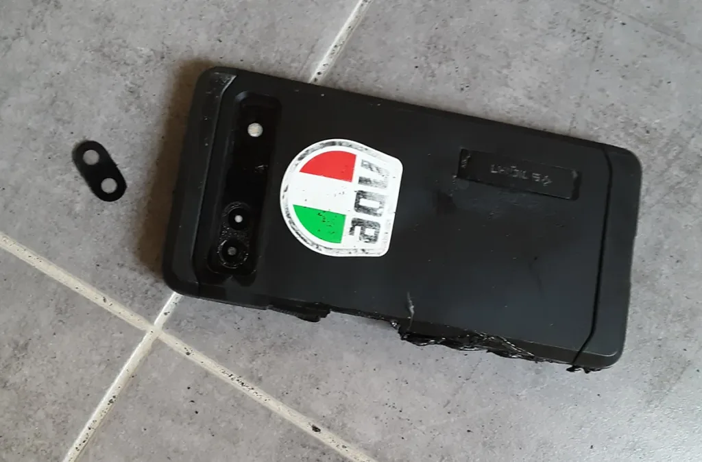 Pixel 6a po požáru, zadní strana