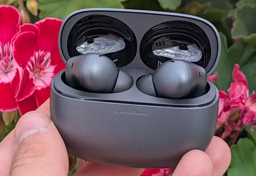 redmi buds 6 pro otevrena krabicka s cervenymi kvety